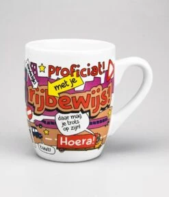 Paper Dreams Mok Cartoon-stijl Rijbewijs Keramiek 325ml Rood/wit -Bestek Winkel 1034x1200 2