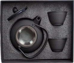 Tealøv THEE SET 800 ML GIETIJZER | COMPLETE SET IN GESCHENKDOOS | Gietijzeren Theepot Met Roestvrijstalen Zeef, Gietijzeren Theekopjes En Onderzetter | In Authentiek Japanse Stijl | Arare Zwart -Bestek Winkel 1200x1011 3