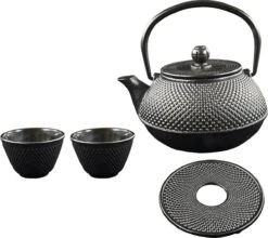 SakuraTea - Theepot Set - 4-delig - Gietijzer - Zwart - 0.8L - 2 Kopjes (100ml) -Bestek Winkel 1200x1068 1
