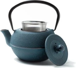 Tealøv THEE SET 1,1 LITER GIETIJZER | COMPLETE SET IN GESCHENKDOOS | Gietijzeren Theepot Met Roestvrijstalen Zeef, Gietijzeren Theekopjes En Onderzetter | In Authentiek Japanse Stijl | Arare Blauw -Bestek Winkel 1200x1075 2