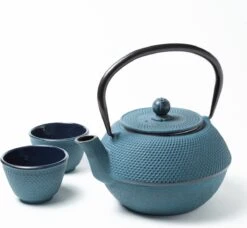Tealøv THEE SET 1,1 LITER GIETIJZER | COMPLETE SET IN GESCHENKDOOS | Gietijzeren Theepot Met Roestvrijstalen Zeef, Gietijzeren Theekopjes En Onderzetter | In Authentiek Japanse Stijl | Arare Blauw -Bestek Winkel 1200x1108 1