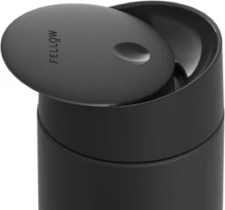 FELLOW - Carter "Move" Mug + Slide-Lock Deksel - Matte Black, 355ml -Bestek Winkel 1200x1120