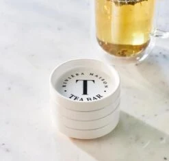 Riviera Maison Theezakjeshouder Met Tekst, Schaaltjes - Theezakjeshouder RM Tea Bar - Wit - Porselein - 4 Stuks 9 Riviera Maison Theezakjeshouder Met Tekst, Schaaltjes - Theezakjeshouder RM Tea Bar - Wit - Porselein - 4 Stuks -Bestek Winkel 1200x1140 2