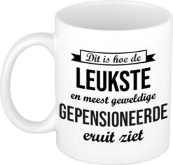 Dit Is Hoe De Leukste En Meest Geweldige Gepensioneerde Eruitziet Koffiemok / Theebeker - 300 Ml - Wit - VUT / Pensioen - Bedankt Cadeau Collega / Teamgenoot