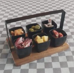 Mica Decorations - Luxe Tapas Set - 6 Zwarte Tapas Schaaltjes Op Houten Tapasplank - Servies - Borrelplank Olijfhout 6 Mica Decorations - Luxe Tapas Set - 6 Zwarte Tapas Schaaltjes Op Houten Tapasplank - Servies - Borrelplank Olijfhout -Bestek Winkel 1200x1197 12