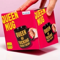 Out Of The Blue Queen Of Fucking Everything XL Mok -Bestek Winkel 1200x1200 400