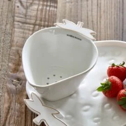Riviera Maison Fruitvergiet, Aardbeien Zeef - Tasty Strawberry Colander - Wit / Goud - Porselein - 1 Stuk -Bestek Winkel 1200x1200 600