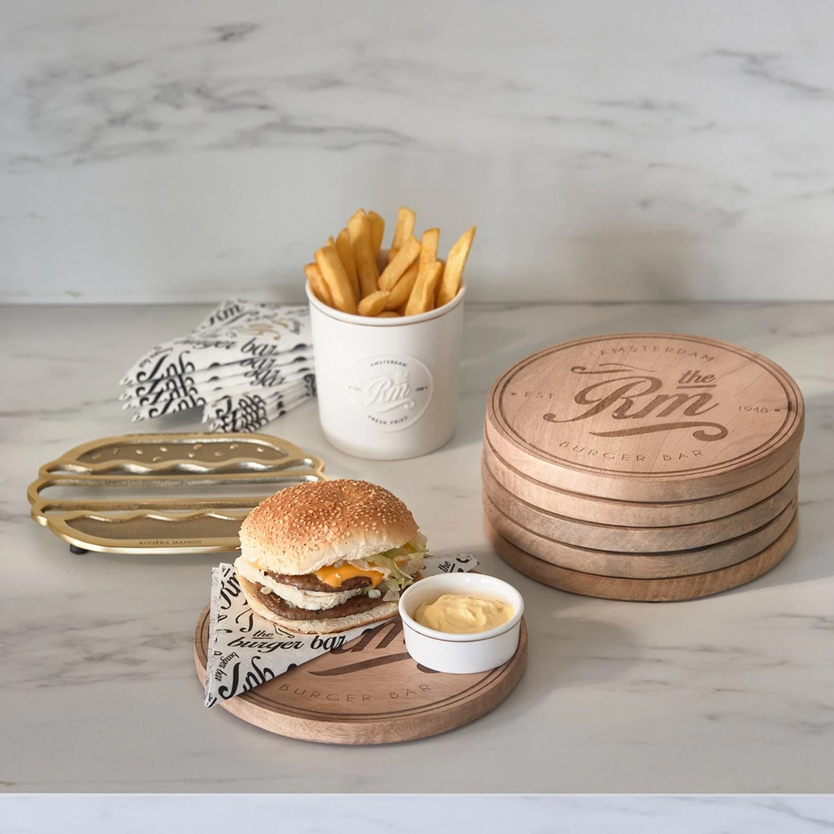 Riviera Maison Serveerplank Rond Hout Voor Hamburger - Amsterdam Burger Bar Serving Board - Bruin - Mangohout - 1 Stuk 3 Riviera Maison Serveerplank Rond Hout Voor Hamburger - Amsterdam Burger Bar Serving Board - Bruin - Mangohout - 1 Stuk - Afbeelding 3