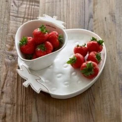 Riviera Maison Serveerschaal Aardbei, Zomers Serveerbord Voor Fruit - Tasty Strawberry Serving Dish - Wit / Goud - Porselein - 1 Stuk -Bestek Winkel 1200x1200 745