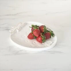 Riviera Maison Serveerschaal Aardbei, Zomers Serveerbord Voor Fruit - Tasty Strawberry Serving Dish - Wit / Goud - Porselein - 1 Stuk -Bestek Winkel 1200x1200 746