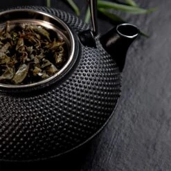 Lumaland - Thee Set - Theeservies - 1x Gietijzeren Theepot (1,4L), 1x Bamboe Doseerlepel, 1x Edelstalen Zeef -Bestek Winkel 1200x1200 806