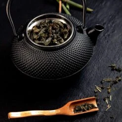 Lumaland - Thee Set - Theeservies - 1x Gietijzeren Theepot (1,4L), 1x Bamboe Doseerlepel, 1x Edelstalen Zeef -Bestek Winkel 1200x1200 809