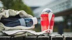 Sareva Muesli Beker - Met Lepel - Yoghurt 2 Go - Rood -Bestek Winkel 1200x675 2