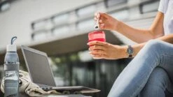 Sareva Muesli Beker - Met Lepel - Yoghurt 2 Go - Rood -Bestek Winkel 1200x675 4