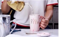 Merkloos Set Van 2 Mokken - Mok Set - Couple Mok - Koffiemok - Koffiebeker - Beker - Mokken En Bekers - Beker Met Lepel En Deksel - 400 Ml - Keramiek - Mr./Mrs. - Blauw/roze 16 Merkloos Set Van 2 Mokken - Mok Set - Couple Mok - Koffiemok - Koffiebeker - Beker - Mokken En Bekers - Beker Met Lepel En Deksel - 400 Ml - Keramiek - Mr./Mrs. - Blauw/roze -Bestek Winkel 1200x752