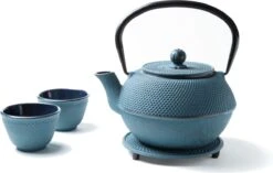 Tealøv THEE SET 1,1 LITER GIETIJZER | COMPLETE SET IN GESCHENKDOOS | Gietijzeren Theepot Met Roestvrijstalen Zeef, Gietijzeren Theekopjes En Onderzetter | In Authentiek Japanse Stijl | Arare Blauw -Bestek Winkel 1200x765 1
