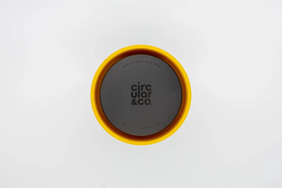 Circular&Co. Herbruikbare To Go Koffiebeker (rCUP) Zwart/geel 8oz/227ml 2 Circular&Co. Herbruikbare To Go Koffiebeker (rCUP) Zwart/geel 8oz/227ml - Afbeelding 2