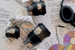 Quy Cup - 90ml Ecologische Reis Beker - Espressobeker “Peanuts Snoopy Music” Met Zwarte Siliconen Deksel -Bestek Winkel 1200x811