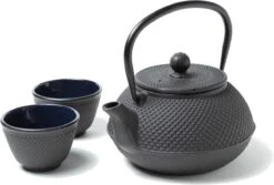 Tealøv THEE SET 800 ML GIETIJZER | COMPLETE SET IN GESCHENKDOOS | Gietijzeren Theepot Met Roestvrijstalen Zeef, Gietijzeren Theekopjes En Onderzetter | In Authentiek Japanse Stijl | Arare Zwart -Bestek Winkel 1200x812 1