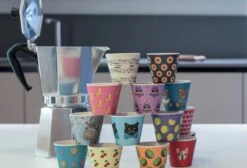 Quy Cup - 90ml Ecologische Reis Beker - Espressobeker “Peanuts Snoopy Music” Met Zwarte Siliconen Deksel -Bestek Winkel 1200x814