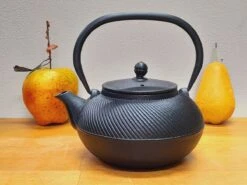Kado Tip Voor De Kerst! Gietijzeren Theepot 1 L Van Het Merk LEIJZER Design, Ook Mooi Voor Op Uw Houtkachel