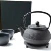 Tealøv THEE SET 800 ML GIETIJZER | COMPLETE SET IN GESCHENKDOOS | Gietijzeren Theepot Met Roestvrijstalen Zeef, Gietijzeren Theekopjes En Onderzetter | In Authentiek Japanse Stijl | Arare Zwart