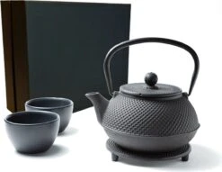Tealøv THEE SET 800 ML GIETIJZER | COMPLETE SET IN GESCHENKDOOS | Gietijzeren Theepot Met Roestvrijstalen Zeef, Gietijzeren Theekopjes En Onderzetter | In Authentiek Japanse Stijl | Arare Zwart