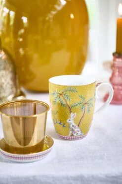 Pip Studio La Majorelle Yellow - Theeset - Porselein - Mok + Theezeef + Theetip - Porselein - 350ml - Geel Servies - Pasen - Konijn -Bestek Winkel 799x1200 1